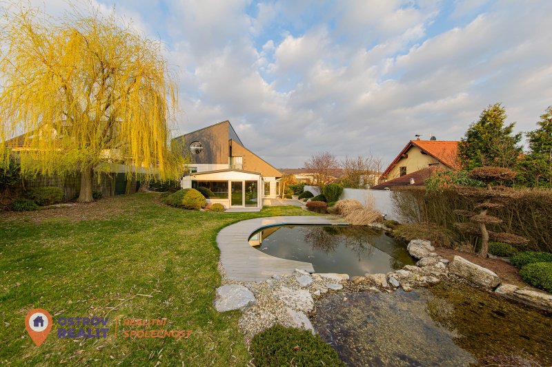 Prodej, rodinný dům s wellness, jezírkem, pozemek 1034 m2, Šternberk